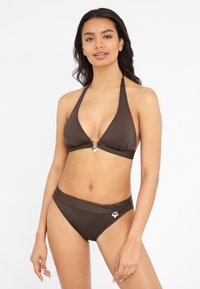 Bruin bikini set met een driehoekig topje met een metalen ringdetail en bijpassende hoge taille slipjes. Gladde stof met een subtiele glans.