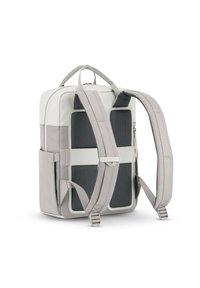 Zaino grigio con dettagli bianchi, realizzato in materiali testurizzati. Presenta schienale imbottito, spallacci regolabili e tasca laterale. Forma rettangolare.