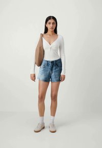 Diesel DE YUBA - Džinsiniai šortai - light blue