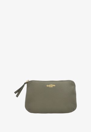 Olijfgroene leren tas met ritssluiting en gouden logo. Heeft een gestructureerd oppervlak en een kleine leren ritstrekkker. Compakte vormgeving.