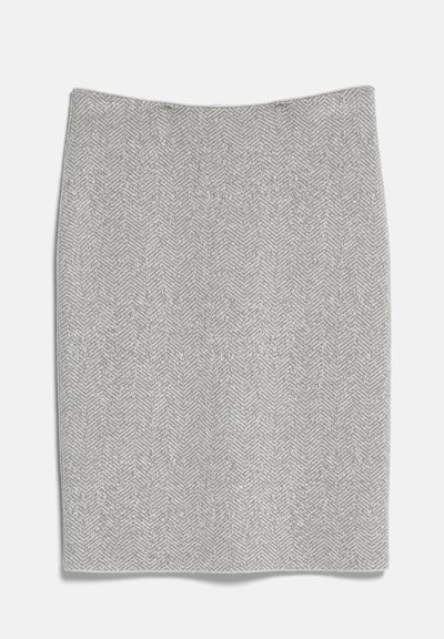 Jupe crayon grise longueur genoux avec motif discret en chevrons et ourlet droit sur fond blanc uni.