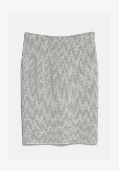 Jupe crayon grise longueur genoux avec motif discret en chevrons et ourlet droit sur fond blanc uni.