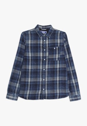 Niebiesko-szara koszula w kratę z długim rękawem, zapinana na guziki, z kołnierzem i jedną kieszenią na piersi, ułożona płasko na białym tle.