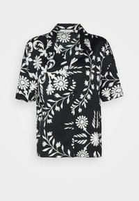 Chemise noire à manches courtes avec motifs floraux et feuilles blancs. Comprend une patte de boutonnage sur le devant et un col classique. Tissu lisse et léger.