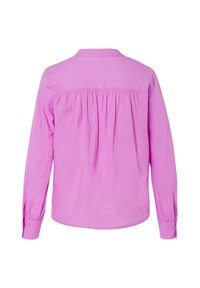 Lange mouwen blouse in felroze stof, met een ronde kraag, plooien op de rug en knoopmanchetten, met een gladde textuur en een ontspannen pasvorm.