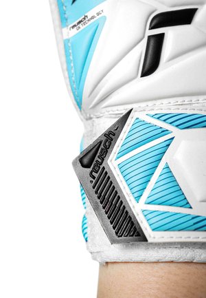 Nahaufnahme eines weißen und blauen Torwart-Handschuh-Armband mit schwarzem "reusch"-Logo und strukturierten Griff-Elementen.