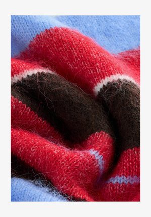 Roter, blauer und brauner Strickstoff mit weicher Textur, der horizontale Streifen und unterschiedliche Stärken aufweist. Minimale weiße Akzente sind sichtbar.