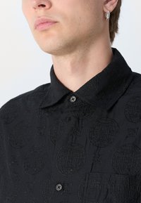 Les Deux GLOBE LOOSE SHIRT - Marškiniai - black