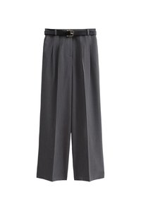 Pantaloni grigi a gamba larga realizzati in tessuto testurizzato, con una cintura nera a fibbia quadrata e pieghe frontali. Presentano tasche semplici.