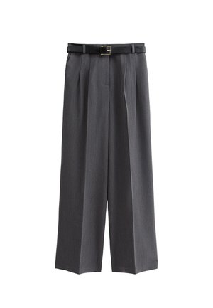 Pantaloni grigi a gamba larga realizzati in tessuto testurizzato, con una cintura nera a fibbia quadrata e pieghe frontali. Presentano tasche semplici.