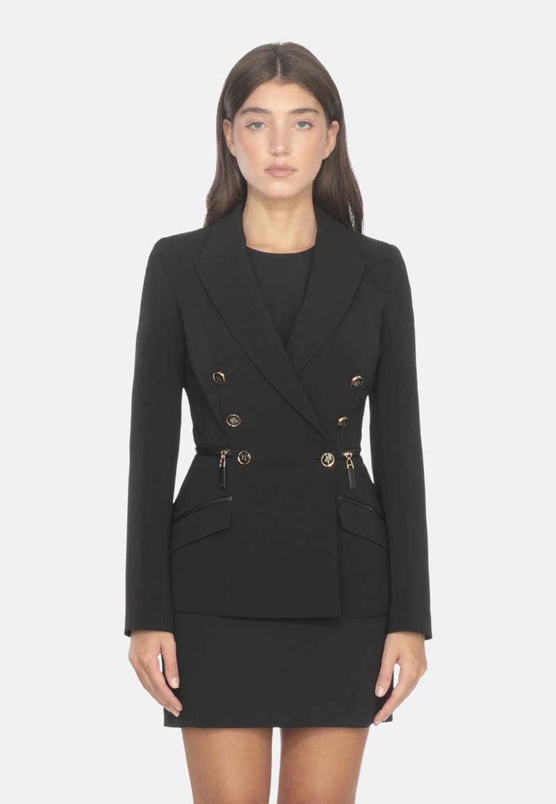 Blazer neri su misura doppiopetto con bottoni dorati, tasche laterali e silhouette aderente. Tessuto morbido e design strutturato.