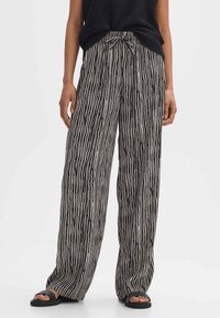 Zwarte en crèmekleurige wijde broek met een verticale gestreepte patroon, een trekkoord in de taille, lichtgewicht stof en een gladde textuur.