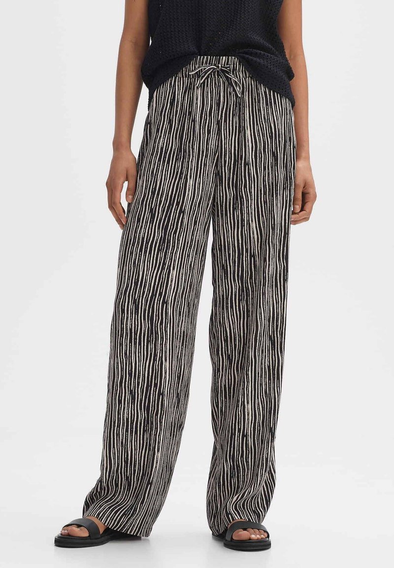 Zwarte en crèmekleurige wijde broek met een verticale gestreepte patroon, een trekkoord in de taille, lichtgewicht stof en een gladde textuur.