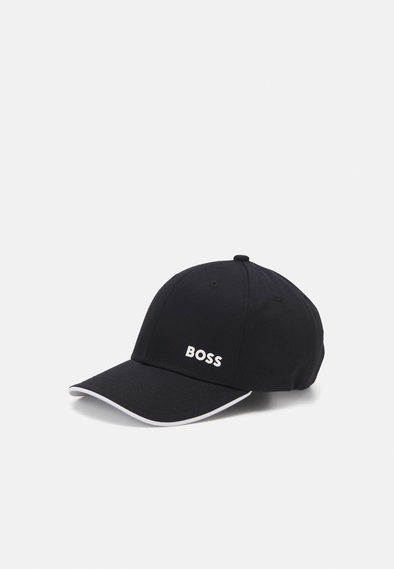 Juodas audinio kepurė su išlenktu kraštu, papuošta balta „BOSS“ logo priekyje ir baltais akcentais palei kraštus.