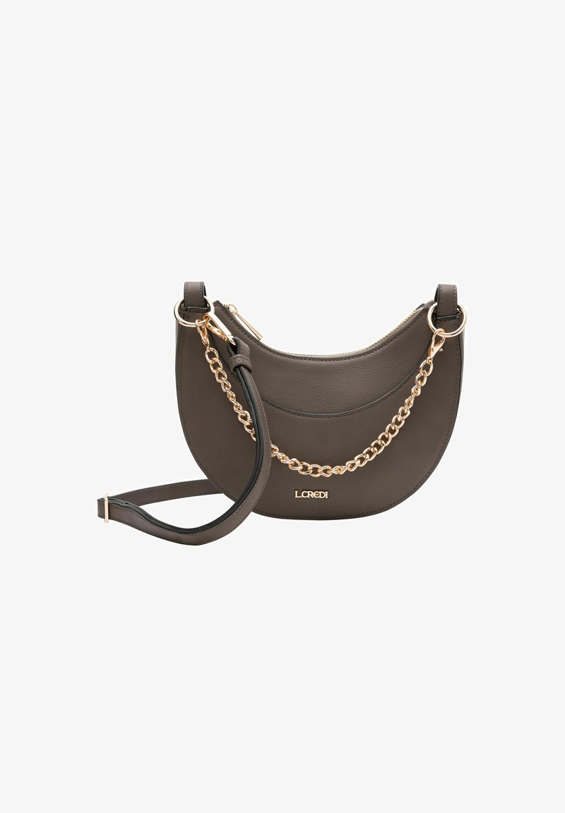 Braune Handtasche aus synthetischem Leder mit geschwungener Form, goldenen Kettendetails, verstellbarem Tragegurt und Logo-Akzent auf der Vorderseite.