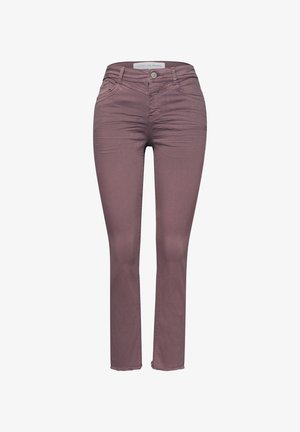 Pantalon slim fit mauve avec bouton et fermeture éclair à l'avant, poches avant et arrière, passants pour ceinture, texture de tissu légèrement froissée.