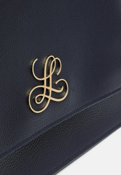 Section de sac à main en cuir texturé bleu foncé avec un emblème décoratif en lettres doubles entrelacées en or.
