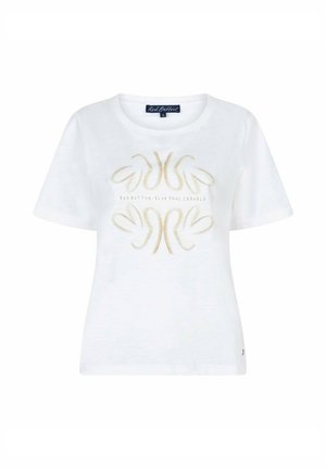 Witte T-shirt met korte mouwen en ronde hals, gouden abstract ontwerp en kleine tekst "Red Button-Blue Soul Casuals" op de borst.