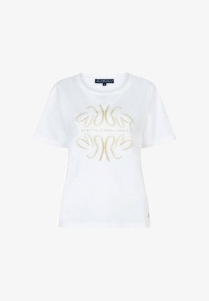 Witte T-shirt met korte mouwen en ronde hals, gouden abstract ontwerp en kleine tekst "Red Button-Blue Soul Casuals" op de borst.