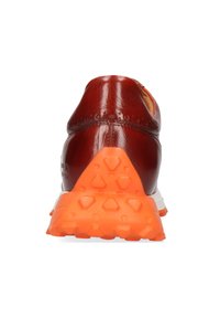 Lederschoen met een glanzende donderode bovenkant, oranje gestructureerde rubberen buitenzool, achteraccentdetails en witte tussenzool.