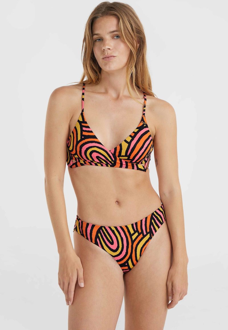 Ensemble de bikini comprenant un bralette triangulaire avec des bretelles fines et un bas taille haute. Motif en tourbillons orange vif, rose et noir.