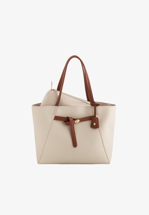 Bolso tote de cuero beige con asas y detalles en cuero marrón. Accesorios de hardware dorado y un pouch interior extraíble para mayor almacenamiento.