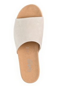 Sandalo scivolato in suede beige con una soletta sagomata color tan, dotato di una fascia larga e di un design minimalista, texture morbida e forma arrotondata.