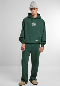 PROHIBITED CAMDEN - Pantalones deportivos - green