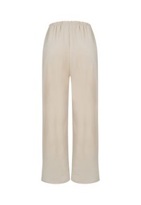 Pantalon beige à jambes larges avec taille élastique, texture lisse et coupe taille moyenne, vu de dos sur fond blanc.