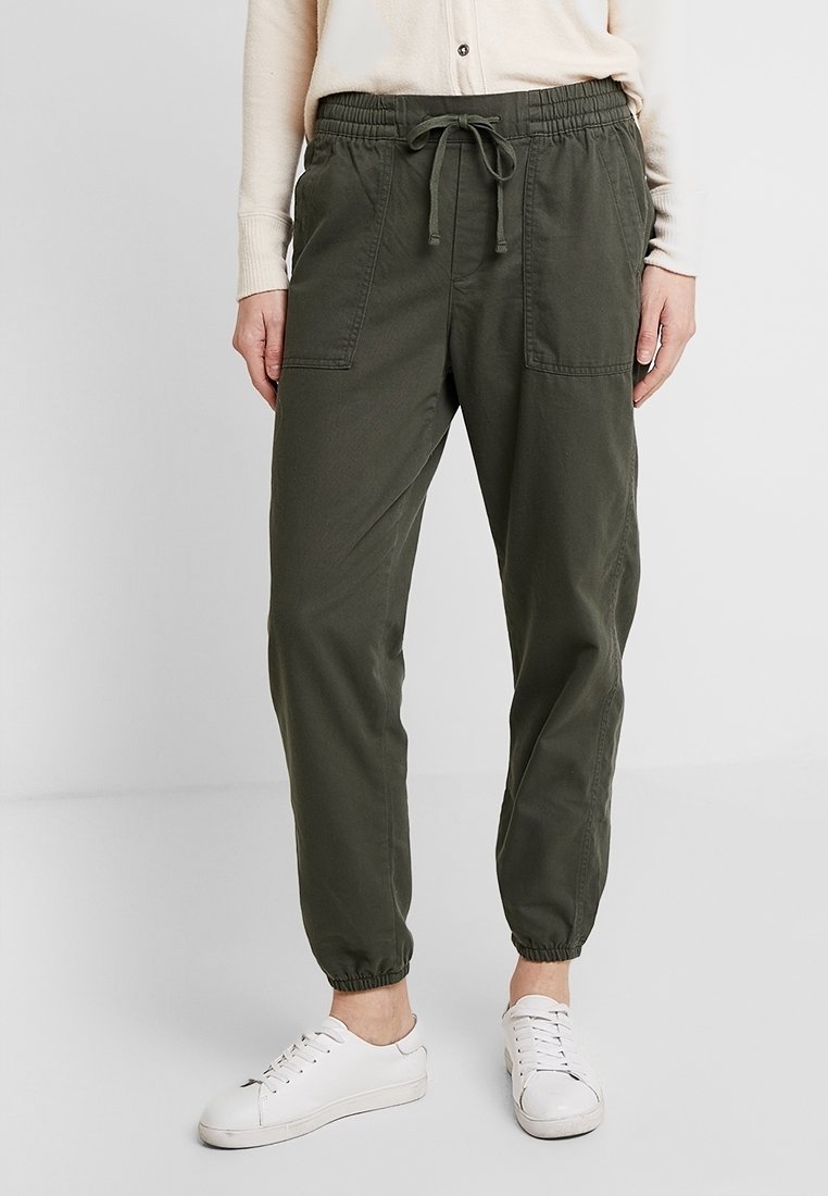Olivegroene joggingbroek van katoenmix, met een elastische tailleband en trekkoord, twee frontzakken en elastische boorden bij de enkels.