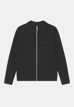 Czarna kurtka na suwak z kołnierzem, dwoma przednimi kieszeniami z patkami i guzikami oraz długimi rękawami na białym tle.