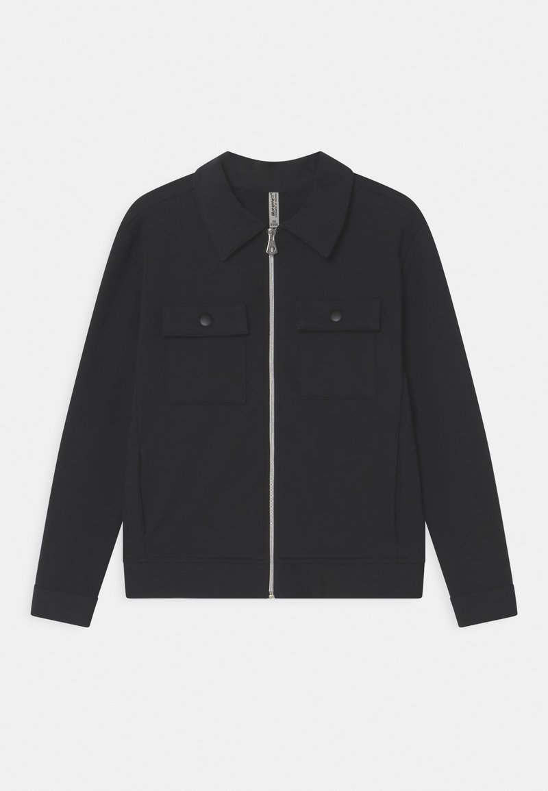 Veste noire zippée avec col, deux poches avant à rabat avec boutons, et manches longues sur fond blanc.