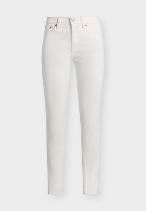 Fehér, slim fit fazonú farmer öt zsebbel, gombos lezárással és övbújtatókkal, egyszerű háttér előtt bemutatva.