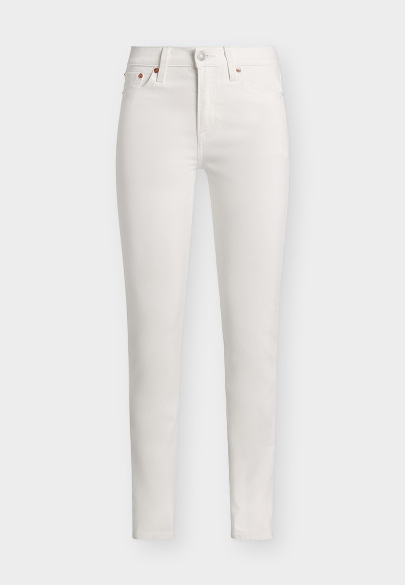Άσπρο τζιν στενής γραμμής με πέντε τσέπες, κούμπωμα με κουμπί και θηλιές για ζώνη, παρουσιάζονται σε απλό φόντο.