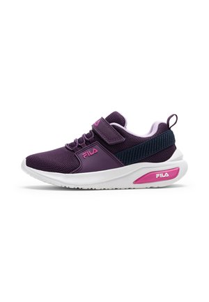 Lila-schwarzer FILA Sneaker mit pinkem Logo, Mesh-Obermaterial, Klettverschluss, gepolsterter weißer Sohle und Zuglasche an der Ferse.
