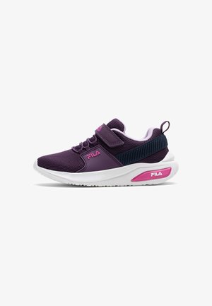 Lilla og sort FILA sneaker med pink logo, mesh-overdel, velcrorem, polstret hvid sål og trækstrop ved hælen.