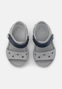 Infradito grigie in gomma con una fascia blu navy, plantare testurizzato e fori di ventilazione sui lati per la traspirabilità.