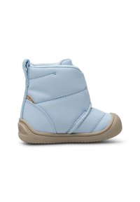 Bota azul clara con textura acolchada, punta redondeada y suela de goma beige. Presenta un zipper lateral para facilitar su uso.