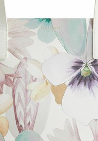 Borsa a mano floreale con superficie bianca strutturata e fiori dai colori pastello in rosa, viola e turchese, impreziosita da un marchio dorato.