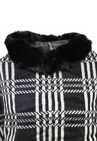 Giacca a quadri bianco e nero con un morbido colletto in pelliccia sintetica nera, realizzata in un tessuto testurizzato e con motivi geometrici in tutto il capo.