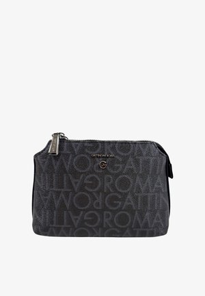 Compatta pochette in pelle nera con motivo a testo ripetuto "Gattinoni Roma", cerniera argento e piccolo logo metallico al centro davanti.