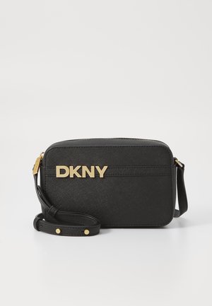 Czarna torba typu crossbody z teksturowego materiału z logo "DKNY" w złotym odcieniu, z zamkiem błyskawicznym i regulowanym paskiem.