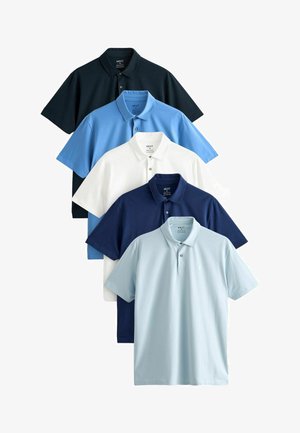 Cinq polos empilés : marine foncé, bleu clair, blanc, marine foncé et bleu clair. Chacun d'eux présente un col et une patte de boutonnage à trois boutons.