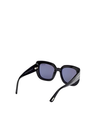 Czarne plastikowe okulary przeciwsłoneczne z dużymi kwadratowymi soczewkami. Ciemne soczewki w gradientowym odcieniu oraz smukłe zauszniki z subtelnymi srebrnymi akcentami. Błyszczące wykończenie.