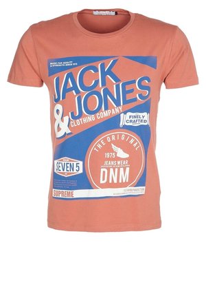 T-shirt manches courtes couleur rouille avec un grand texte bleu et blanc « Jack & Jones Clothing Company » et des impressions graphiques supplémentaires de style vintage.