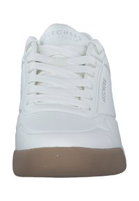 Baskets blanches avec une tige synthétique lisse, un bout arrondi, des accents texturés et une semelle extérieure en caoutchouc marron contrastante. Elles sont dotées de lacets plats.