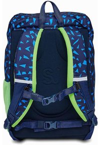 Zaino blu navy con un motivo geometrico in azzurro chiaro. Presenta spallacci imbottiti, una maniglia superiore e accenti verdi sui lati.
