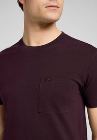 Lee SHORT SLEEVE ULTIMATE POCKET - Camiseta básica - deep wine