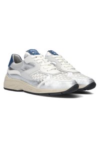 Witte en zilveren sneakers met een gestructureerde mesh bovenkant, gladde leren accenten, een blauwe hiel tab, en een crèmekleurige rubberen zool met een gemarmerd patroon.