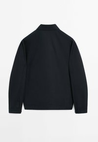 Veste noire à manches longues avec col, poignets boutonnés et ourlet droit, vue de dos sur fond blanc.